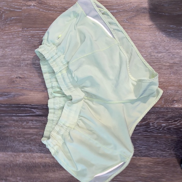 Lululemon Hotty hot shorts 2.5 inch inseam size 10 - Picture 3 of 4